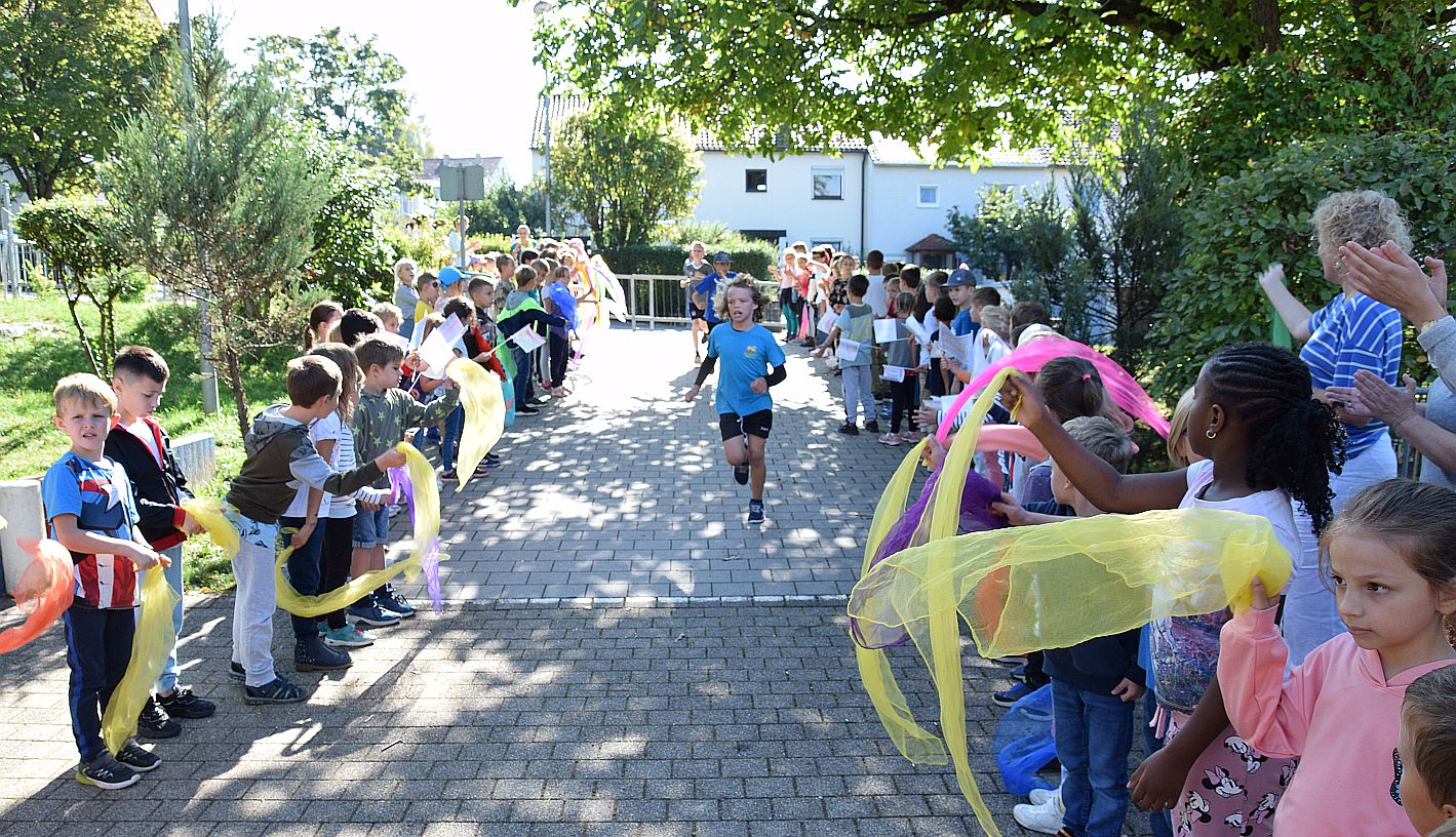 Kinder beim Zieleinlauf